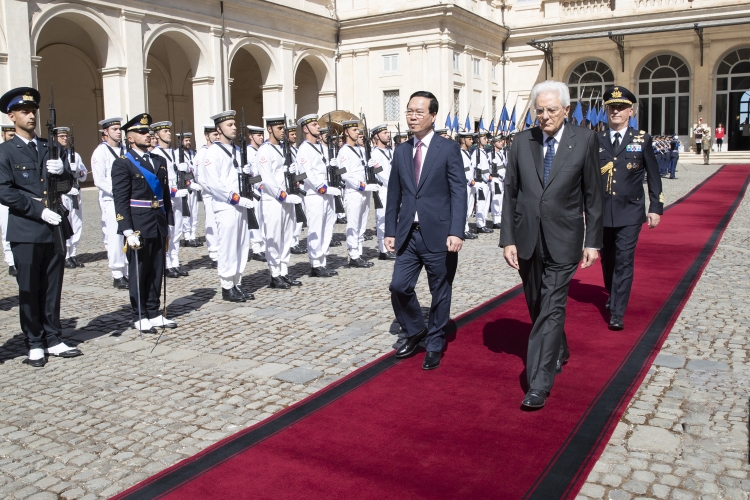 Il Presidente della Repubblica Sergio Mattarella con Võ Văn Thưởng Presidente della Repubblica Socialista del Vietnam,in occasione del saluto di commiato al termine della visita di Stato
