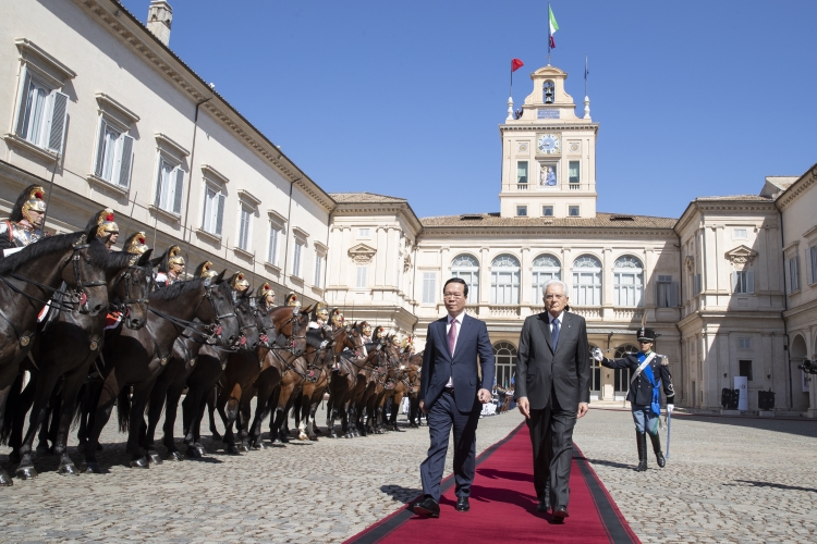 Il Presidente della Repubblica Sergio Mattarella con Võ Văn Thưởng Presidente della Repubblica Socialista del Vietnam,in occasione del saluto di commiato al termine della visita di Stato

