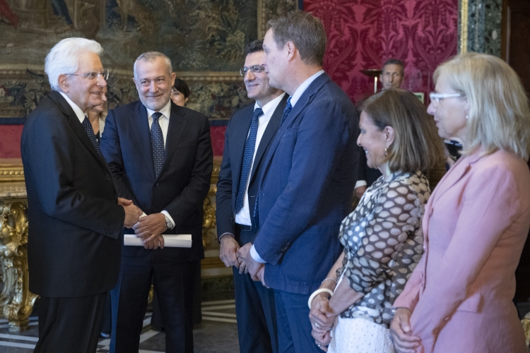 Il Presidente Sergio Mattarella con Adalberto Signore, Alfonso Raimo, rispettivamente Presidente e Segretario dell’Associazione Stampa Parlamentare,Carlo Bartoli e Paola Spadari, rispettivamente Presidente e Segretaria del Consiglio Nazionale dell’Ordine dei Giornalisti,Alessandra Costante, Segretaria generale della Federazione Nazionale Stampa Italiana,in occasone della consegna del Ventaglio da parte dell’Associazione Stampa Parlamentare
