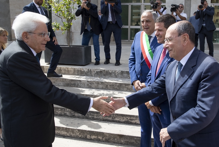 Il Presidente della Repubblica Sergio Mattarella alla cerimonia commemorativa del 40° anniversario della morte del giudice Rocco Chinnici, saluta le autorità locali, Rentato Schifani, Presidente della Regione Sicilia, Gaetano Galvagno, Presidente dell'Assemblea Regionale Siciliana e Roberto Lagalla, Sindaco di Palermo