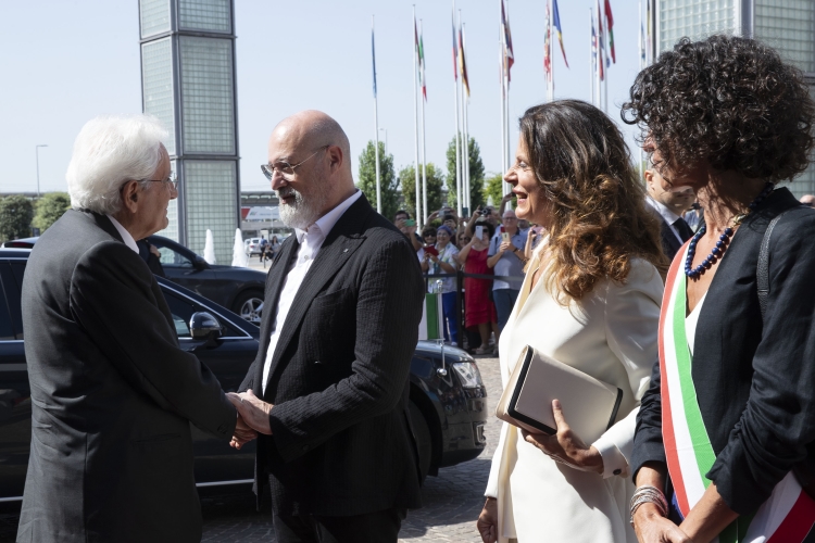 Il Presidente Sergio Mattarella a Rimini accolto da Stefano Bonaccini, Presidente della Regione Emilia Romagna,Rosa Maria Padovano, Prefetto di Rimini
Chiara Bellini, Vice Sindaco di Riminiin occasione della giornata conclusiva della 44a edizione del Meeting per l’amicizia fra i popoli 
