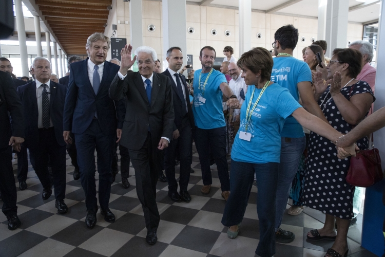 Il Presidente Sergio Mattarella con Bernhard Scholz, Presidente della Fondazione Meeting per l’amicizia fra i popoli ETS, alla giornata conclusiva della 44a edizione del Meeting per l’amicizia fra i popoli 
