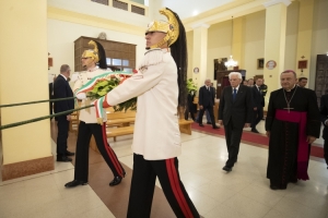 Il Presidente Sergio Mattarella al Duomo di Argenta depone una corona di fiori,presso la tomba di don Giovanni Minzoni
