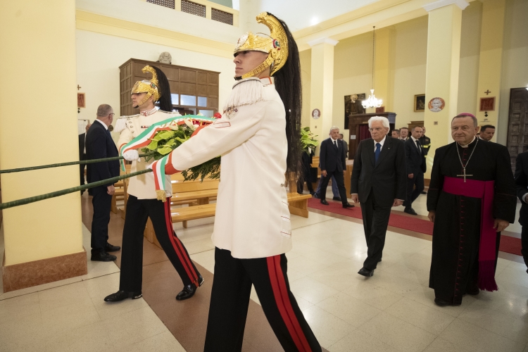 Il Presidente Sergio Mattarella al Duomo di Argenta depone una corona di fiori,presso la tomba di don Giovanni Minzoni
