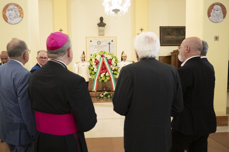 Il Presidente Sergio Mattarella al Duomo di Argenta depone una corona di fiori,presso la tomba di don Giovanni Minzoni