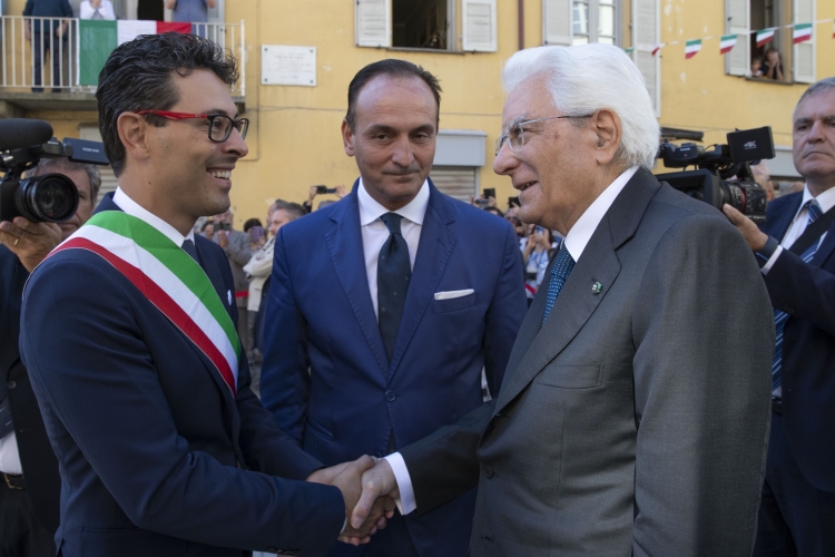 Il Presidente Sergio Mattarella accolto da Alberto Cirio, Presidente della Regione Piemonte,e da Marco Cogno, Sindaco di Torre Pellice, in occasione del convegno dal titolo: “Il sogno europeista è nato qui. Una sfida da completare” e successivo incontro con la Comunità valdese
