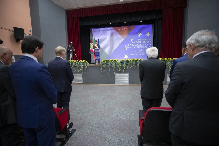 Un minuto di silenzio in ricordo delle vittime dell'incidente nel corso dell'apertura del convegno dal titolo: “Il sogno europeista è nato qui. Una sfida da completare” 