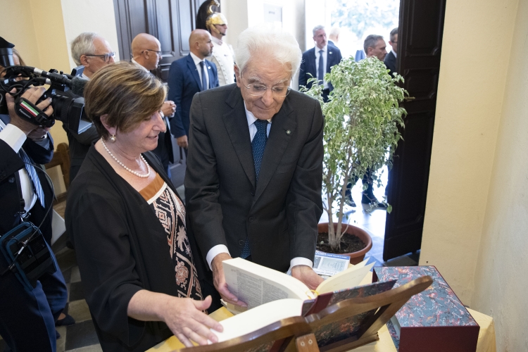 Il Presidente Sergio Mattarella con Alessandra Trotta, Moderatora della Tavola Valdese,  in occasione dell'incontro con la Comunità valdese
