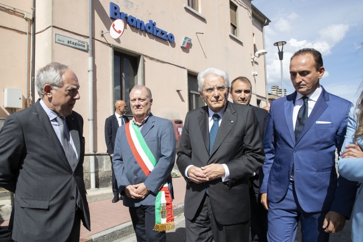 Il Presidente Sergio Mattarella alla stazione di Brandizzo  rende omaggio alle vittime dell’incidente ferroviario 