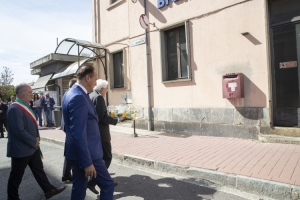 Il Presidente Sergio Mattarella depone un mazzo di fiori alla stazione di Brandizzo  
In onore delle vittime dell’incidente ferroviario 