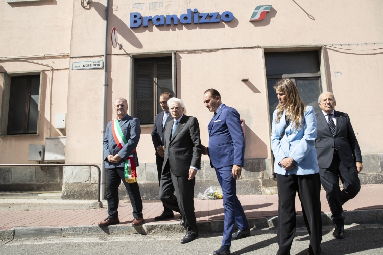 Il Presidente Sergio Mattarella depone un mazzo di fiori alla stazione di Brandizzo  
