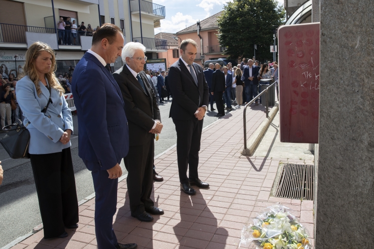 Il Presidente Sergio Mattarella depone un mazzo di fiori alla stazione di Brandizzo  
