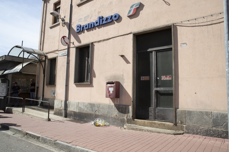 Il Presidente Sergio Mattarella depone un mazzo di fiori alla stazione di Brandizzo  
