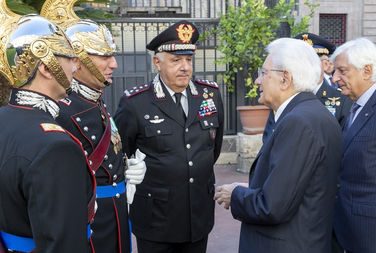 Il Presidente Sergio Mattarella alla Caserma del Reggimento Corazzieri, accolto dal Gen. C.A. Teo Luzi, Comandante Generale dell’Arma dei Carabinieri, dal Gen. B. Luciano Magrini, Comandante del Reggimento Corazzieri cedente e dal Col. Rino Coppola, Comandante del Reggimento Corazzieri subentrante, in occasione della cerimonia, di cambio del Comandante del Reggimento Corazzieri