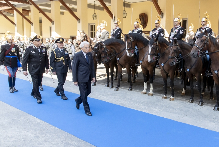 Il Presidente Sergio Mattarella accompagnato dal Gen. SA Gianni Candotti, Consigliere per gli Affari Militari, dal Gen. C.A. Teo Luzi, Comandante Generale dell’Arma dei Carabinieri, dal Gen. B. Luciano Magrini, Comandante del Reggimento Corazzieri cedente e dal Col. Rino Coppola, Comandante del Reggimento Corazzieri subentrante, passa in rassegna il reparto d’onore schierato, con Bandiera e banda