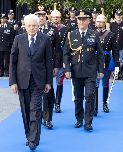 Il Presidente Sergio Mattarella accompagnato dal Gen. SA Gianni Candotti, Consigliere per gli Affari Militari, dal Gen. C.A. Teo Luzi, Comandante Generale dell’Arma dei Carabinieri, dal Gen. B. Luciano Magrini, Comandante del Reggimento Corazzieri cedente e dal Col. Rino Coppola, Comandante del Reggimento Corazzieri subentrante, passa in rassegna il reparto d’onore schierato, con Bandiera e banda