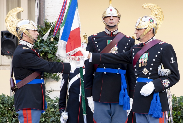 Il passaggio dello Stendardo tra il Gen. B. Luciano Magrini, Comandante del Reggimento Corazzieri cedente e il Col. Rino Coppola, Comandante del Reggimento Corazzieri subentrante