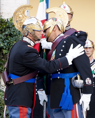Il saluto tra il Gen. B. Luciano Magrini, Comandante del Reggimento Corazzieri cedente e il Col. Rino Coppola, Comandante del Reggimento Corazzieri subentrante