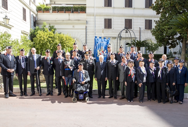 Il Presidente Sergio Mattarella con alcuni corazzieri in congedo