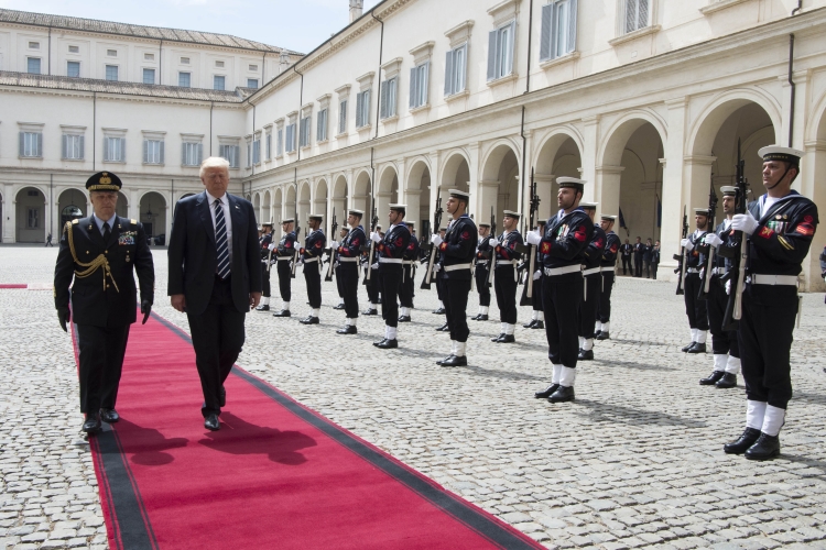Il Presidente degli Stati Uniti d’America, Donald J. Trump al Quirinale passa in rassegna un reparto schierato per gli onori 