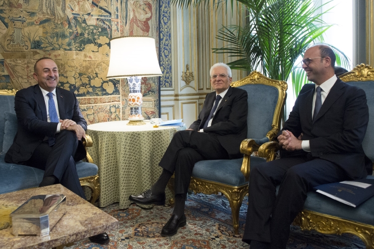 Il Presidente Sergio Mattarella con il Ministro degli Affari Esteri della Repubblica di Turchia S.E. Mevlüt Çavuşoğlu. 