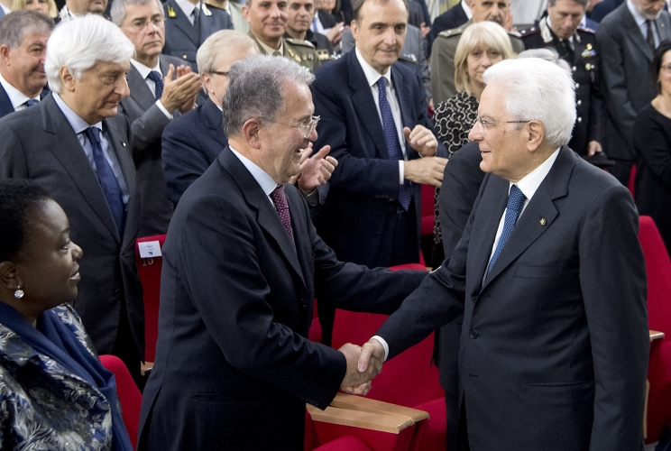 Il Presidente Sergio Mattarella saluta Romano Prodi 