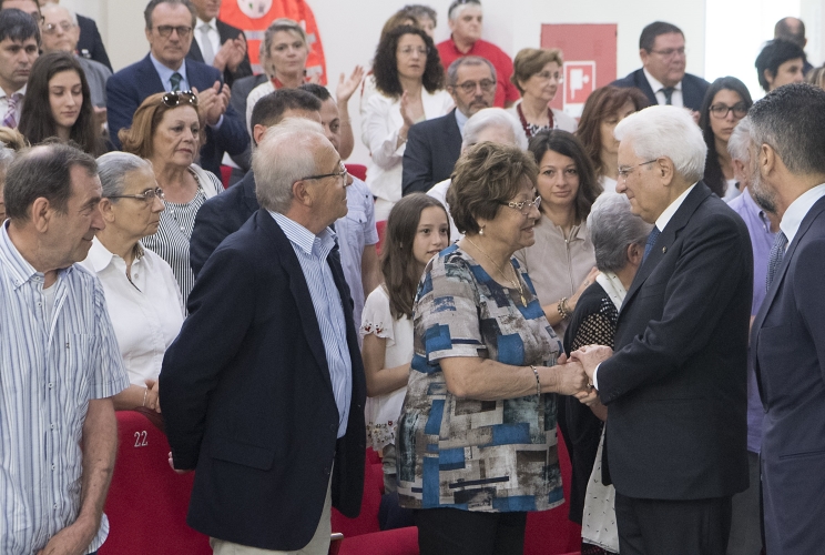 Il Presidente Sergio Mattarella saluta i familiari delle vittime del sisma 
