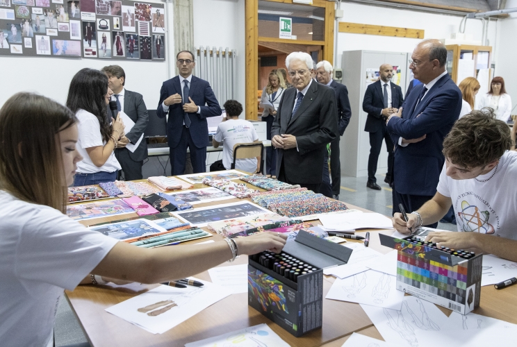 Il Presidente della Repubblica Sergio Mattarella visita i laboratori dell'istituto tecnico "Saffi-Alberti" in occasione della cerimonia di inaugurazione dell'anno accademico 2023/2024