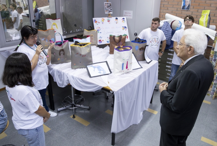  Il Presidente della Repubblica Sergio Mattarella visita i laboratori dell'istituto tecnico "Saffi-Alberti" in occasione della cerimonia di inaugurazione dell'anno accademico 2023/2024