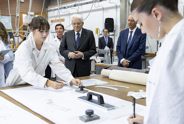  Il Presidente della Repubblica Sergio Mattarella visita i laboratori dell'istituto tecnico "Saffi-Alberti" in occasione della cerimonia di inaugurazione dell'anno accademico 2023/2024