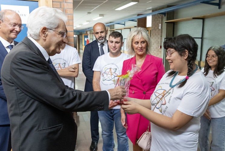  Il Presidente della Repubblica Sergio Mattarella visita i laboratori dell'istituto tecnico "Saffi-Alberti" in occasione della cerimonia di inaugurazione dell'anno accademico 2023/2024