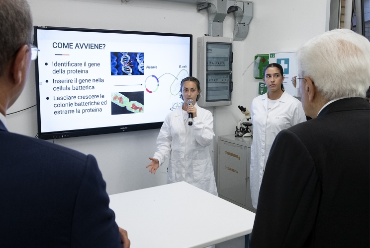  Il Presidente della Repubblica Sergio Mattarella visita i laboratori dell'istituto tecnico "Saffi-Alberti" in occasione della cerimonia di inaugurazione dell'anno accademico 2023/2024