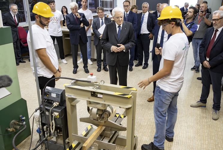  Il Presidente della Repubblica Sergio Mattarella visita i laboratori dell'istituto tecnico "Saffi-Alberti" in occasione della cerimonia di inaugurazione dell'anno accademico 2023/2024
