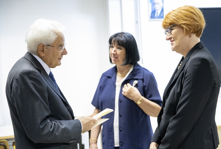 Il Presidente della Repubblica Sergio Mattarella con le rappresentanti dell'associazione vittime del fango