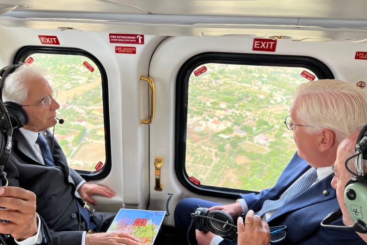 Il Presidente della Repubblica Sergio Mattarella con il Presidente della Repubblica Federale di Germania Frank-Walter Steinmeier sorvolano le zone interessate dagli incendi