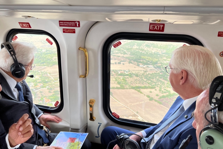Il Presidente della Repubblica Sergio Mattarella con il Presidente della Repubblica Federale di Germania Frank-Walter Steinmeier sorvolano le zone interessate dagli incendi
