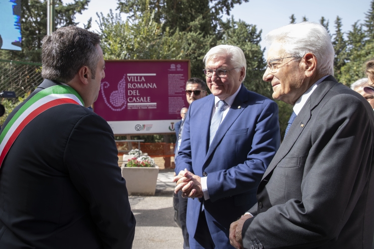 Il Presidente della Repubblica Sergio Mattarella con Frank-Walter Steinmeier, Presidente della Repubblica Federale di Germania, al Parco Archeologico della Villa Romana del Casale 
accolti da Antonino Cammarata Sindaco di Piazza Armerina
