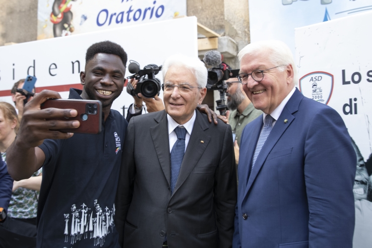 Il Presidente della Repubblica Sergio Mattarella con Frank-Walter Steinmeier, Presidente della Repubblica Federale di Germania, all’Associazione Don Bosco 2000
