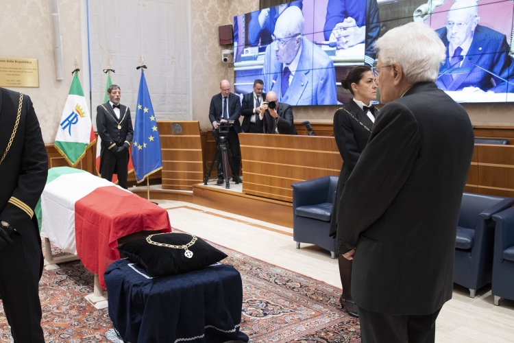 Il Presidente della Repubblica Sergio Mattarella rende omaggio alla camera ardente del Presidente Emerito Giorgio Napolitano

