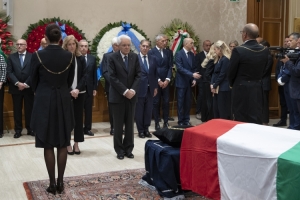 Il Presidente della Repubblica Sergio Mattarella rende omaggio alla camera ardente del Presidente Emerito Giorgio Napolitano

