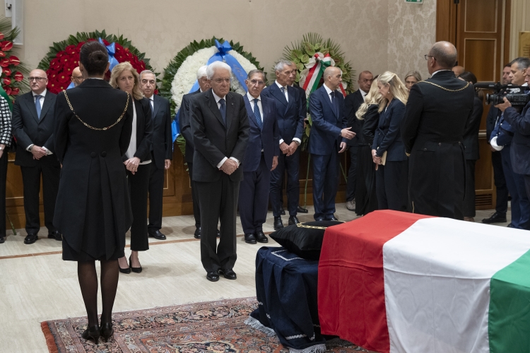 Il Presidente della Repubblica Sergio Mattarella rende omaggio alla camera ardente del Presidente Emerito Giorgio Napolitano
