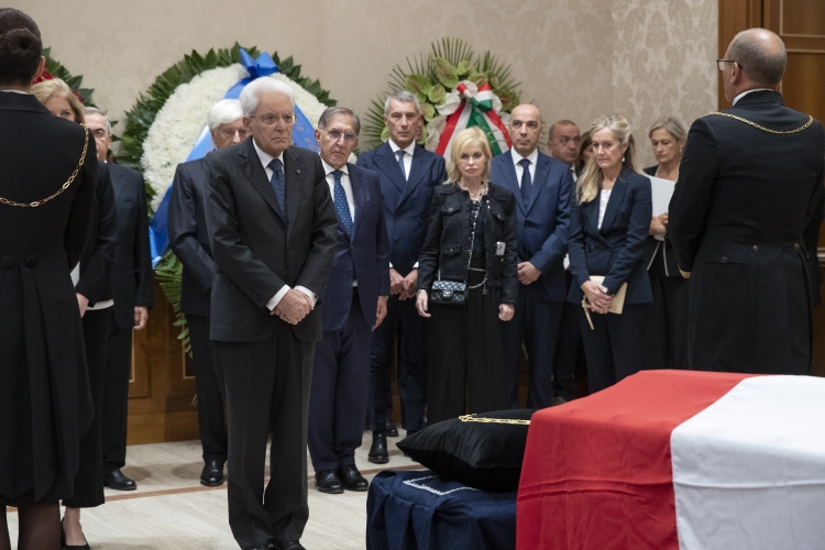 Il Presidente della Repubblica Sergio Mattarella rende omaggio alla camera ardente del Presidente Emerito Giorgio Napolitano
