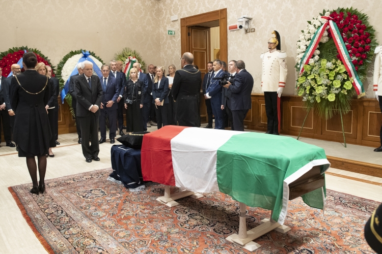 Il Presidente della Repubblica Sergio Mattarella rende omaggio alla camera ardente del Presidente Emerito Giorgio Napolitano
