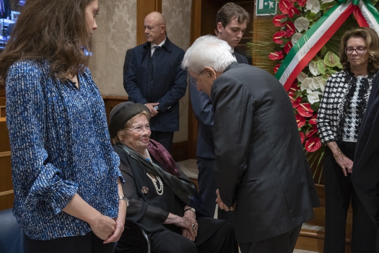Il Presidente della Repubblica Sergio Mattarella con la Signora Clio alla camera ardente del Presidente Emerito Giorgio Napolitano
