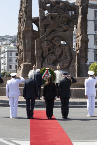 Il Presidente della Repubblica Sergio Mattarella  depone una corona al Monumento allo Scugnizzo delle Quattro Giornate di Napoli
