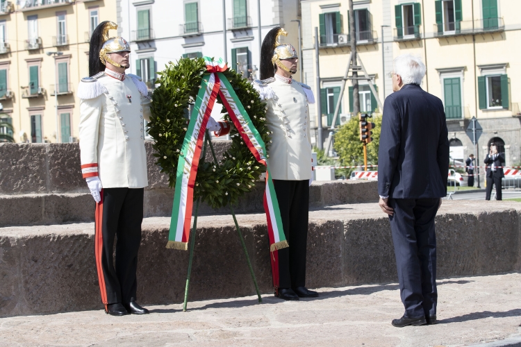 Il Presidente della Repubblica Sergio Mattarella  depone una corona al Monumento allo Scugnizzo delle Quattro Giornate di Napoli
