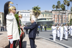Il Presidente della Repubblica Sergio Mattarella  depone una corona al Monumento allo Scugnizzo delle Quattro Giornate di Napoli
