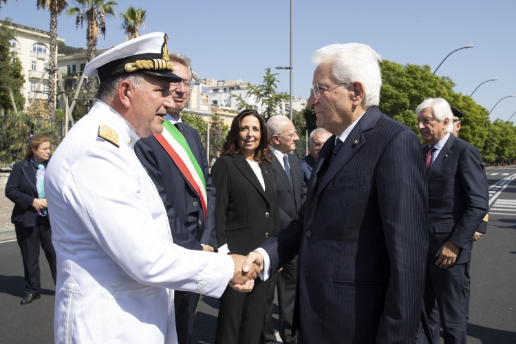 Il Presidente della Repubblica Sergio Mattarella saluta l'Amm. Sq. Salvatore Vitiello, Comandante del Presidio Militare, in occasione della deposizione di una corona al Monumento allo Scugnizzo delle Quattro Giornate di Napoli
