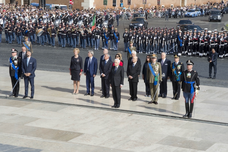 Il Presidente Sergio Mattarella, insieme alle Alte Cariche dello Stato, rende omaggio al Milite Ignoto 