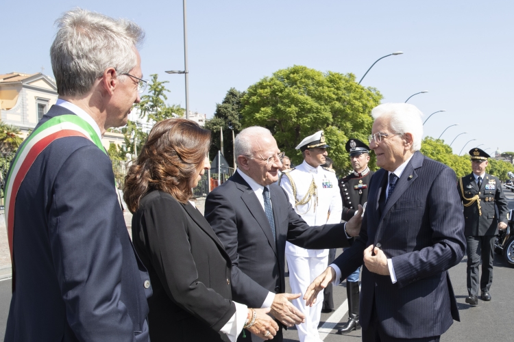 Il Presidente della Repubblica Sergio Mattarella a Napoli con Vincenzo De Luca, Presidente della Regione Campania, Isabella Rauti, Sottosegretario di Stato alla Difesa, e Gaetano Manfredi, Sindaco di Napoli, in occasione della deposizione di una corona al Monumento allo Scugnizzo delle Quattro Giornate di Napoli
